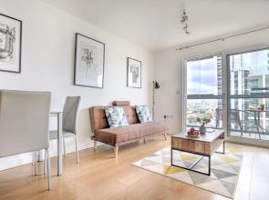 Bright & Modern 2-bed Apt W/balcony in Greenwich