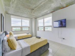 Lovely Condo|Pool & Parking at Midblock