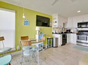 Seascape 1206 - Pineapple Paradise