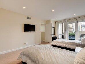 2BR 2 5BA Stunning Townhouse in Downtown Austin by RedAwning