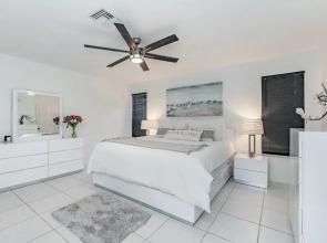 Fox Island Heated Spa- Downtown & Beach 4 Bedroom Home