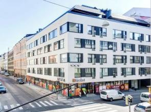 Luxurious 3-Br Apt with Balcony