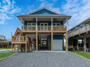 High Tide Hideaway 3 Bedroom Home by RedAwning