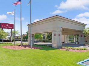 Ramada by Wyndham Waukegan/Great Lakes
