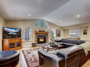 Nestled Pines Retreat Hot Tub, Pool Tahoe, Foosball, +more!