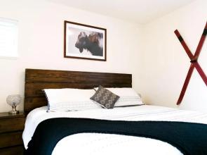 Modern Ski Chalet, 10mins to Skiing, Hot Tub & Mountain Views