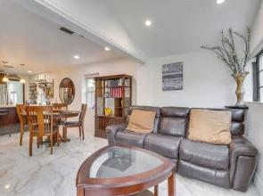 3 Mi to Beach: Hollywood Treehouse w/ Deck & Yard!