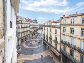 Cosy Duplex Overlooking the "rue de la Loge"!