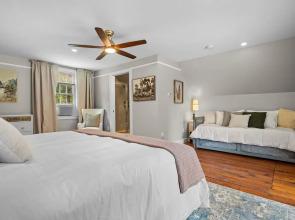 The Aurora Inn & Cottages