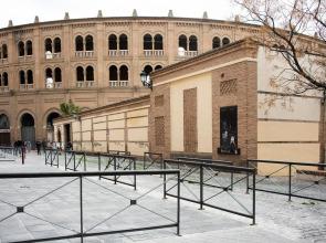 Duerme junto a la Plaza de Toros de Granada.