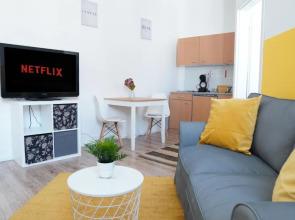 FULL HOUSE Studios - Yellow Apartment - NETFLIX + Nescafé