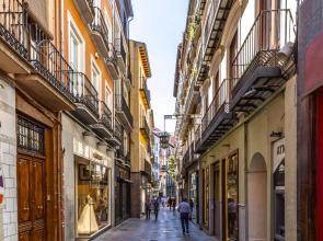 Pretty two-bedroom apartment near the Cathedral. Zacatin 203