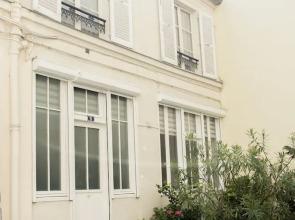 Character near Jardin du Luxemberg