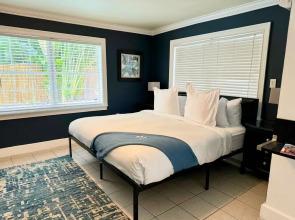 Islands Inn on the Drive - Sunset Suite - King Bed - B1