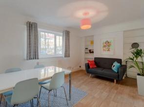 Charming 2 Bedroom Apartment Next to Maltby Market