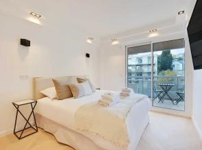 Charming Apt With AC & Balcony