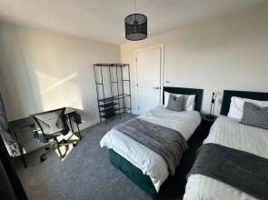 2 Bed Flat - Sleeps 4 - Balcony - Smoking
