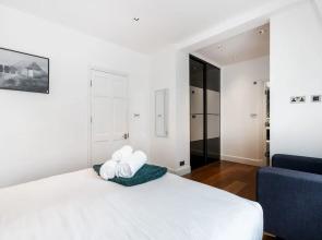 Stylish 2BR 2BA by the Heart of Soho