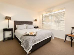 The Manhattan - Central & Sophisticated