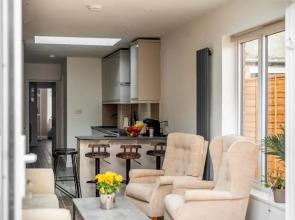 Stylish & Sleek 3BD Home Including Guest House in Southall