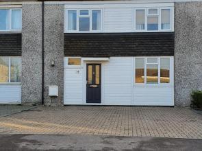 Gatwick Place- 4 bed 2 Bath Self Contained House Ideal for Keyworkers