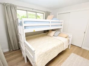 Mid Century Modern With Modern Touches 10 min Walk to Notre Dame 1831