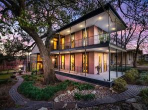 Rare - Unique East Austin Home - Walk to Downtown