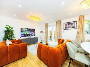 Modern 3 Bedroom House in  Stratford