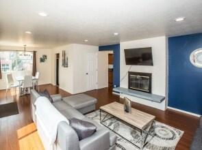 Sweet Seattle Retreat 3 Apts 7 Bd Sleeps 20!