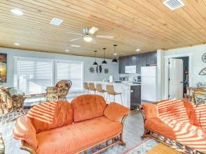 8 Mi to Ozark Folk Center: Home w/ Hot Tub & Deck