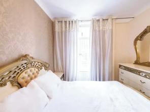 Chic London Apartment in Brown Hart Gardens