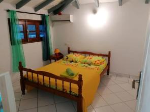 Appartement de 3 chambres avec vue sur la mer terrasse et wifi a Deshaies a 1 km de la plage