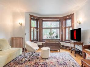 Beautiful Vintage 2BR- Heart Of Downtown