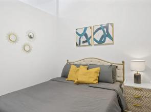 Serene West Downtown Studio w Washer Dryer