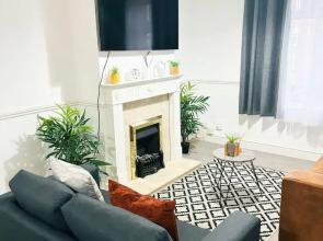 Convenient Home - Sleeps 6 - Parking - Garden