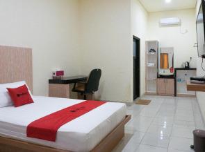 RedDoorz Syariah near Sultan Muhammad Kaharuddin Airport