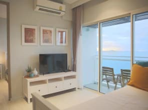 Stunning sunset on 30th floor beach front@Veranda
