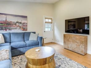 1 Block to Usna Stadium: Modern Annapolis Home!