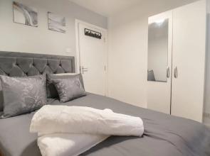 London Apt - Sleeps 4 - Parking - Wifi