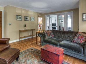 Lovely Laurelhurst - Music Room & Sunny Yard 3 Bedroom Home