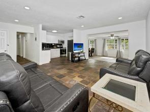 New Private Green Oasis 3br-3bapatio, Private Parking Clean & Cozy