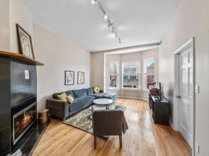 Lincoln Park 2 bedroom condo with Mid-Century Flair