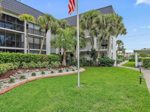 Beach Way Getaway 2 Bedroom Condo by RedAwning