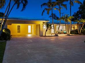 Walking Distance to the Beach 3Br House With Pool