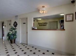 Econo Lodge Inn & Suites