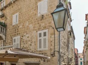 Apartments and rooms Perla