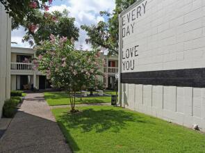 Chic 2BR Near Triangle With King Beds Fast Wifi