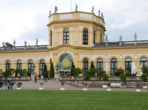 Lovely Central Located- Train, Restaurants & Spa