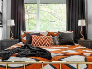 Disco Den w Hot Tub 6 min Walk to Rainey St