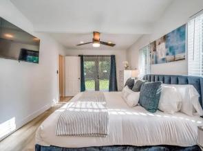 Fox Private Resort- Near Downtown & Beach 8 Bedroom Home